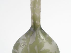 Vente aux enchères GALLE. Vase soliflore en verre, à décor gravé en camée et à l'acide de