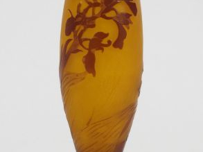 GALLE. Vase ovoïde en verre, à décor gravé en camée et à l’acide de ja