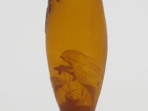 GALLE. Vase ovoïde en verre, à décor gravé en camée et à l’acide de ja