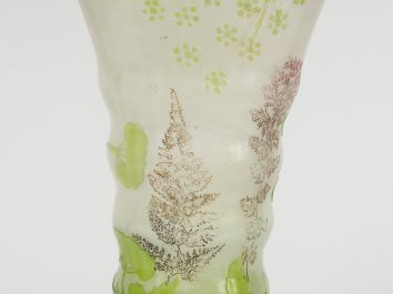 GALLE. Vase cornet en cristallerie, à décor de fleurs polychromes et d