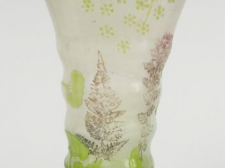 Vente aux enchères GALLE. Vase cornet en cristallerie, à décor de fleurs polychromes et d