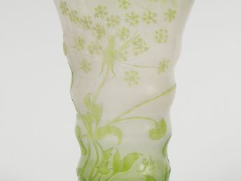 GALLE. Vase cornet en cristallerie, à décor de fleurs polychromes et d