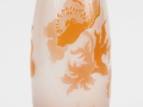 Vente aux enchères GALLE. Vase ovoïde en cristallerie, à décor de pavots oranges sur fond