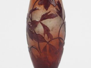 GALLE. Petit vase ovoïde en verre, à décor gravé en camée et à l’acide