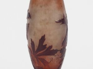 GALLE. Petit vase ovoïde en verre, à décor gravé en camée et à l’acide