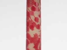 Vente aux enchères GALLE. Grand vase tube en verre, à décor gravé en camée et à l’acide d