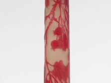 GALLE. Grand vase tube en verre, à décor gravé en camée et à l’acide d