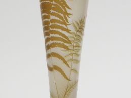 Vente aux enchères GALLE. Grand vase ovoïde en cristallerie, à décor de fougères.  Signé.