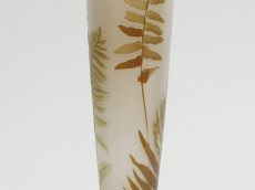 GALLE. Grand vase ovoïde en cristallerie, à décor de fougères.  Signé.