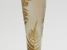 GALLE. Grand vase ovoïde en cristallerie, à décor de fougères.  Signé.