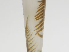 GALLE. Grand vase ovoïde en cristallerie, à décor de fougères.  Signé.