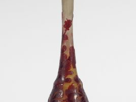 Vente aux enchères GALLE. Grand soliflore en verre, à décor gravé en camée et à l’acide d