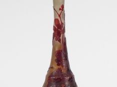 GALLE. Grand soliflore en verre, à décor gravé en camée et à l’acide d