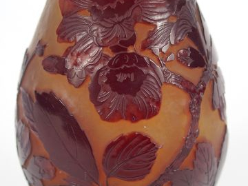 GALLE. Grand soliflore en verre, à décor gravé en camée et à l’acide d