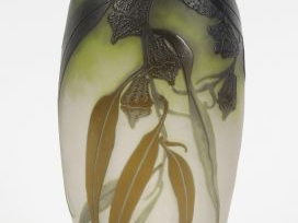 GALLE. Vase ovoïde en verre, à décor gravé en camée et à l’acide de fe