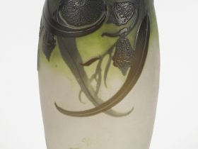 GALLE. Vase ovoïde en verre, à décor gravé en camée et à l’acide de fe