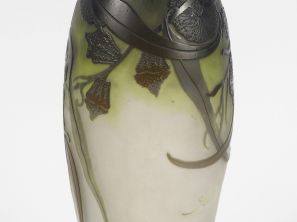 GALLE. Vase ovoïde en verre, à décor gravé en camée et à l’acide de fe