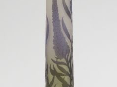 GALLE. Vase tube en verre, à décor gravé en camée et à l’acide de fleu