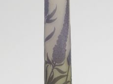 GALLE. Vase tube en verre, à décor gravé en camée et à l’acide de fleu