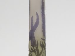 GALLE. Vase tube en verre, à décor gravé en camée et à l’acide de fleu