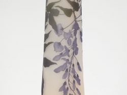 GALLE. Grand vase en verre, à décor gravé en camée et à l’acide de gly