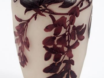 GALLE. Vase ovoïde en verre, à décor gravé en camée à l'acide et à l'a