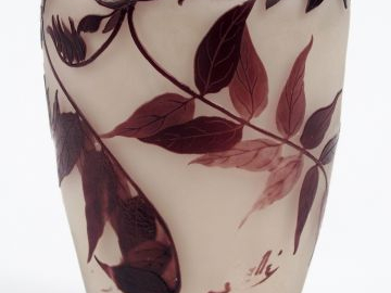 GALLE. Vase ovoïde en verre, à décor gravé en camée à l'acide et à l'a