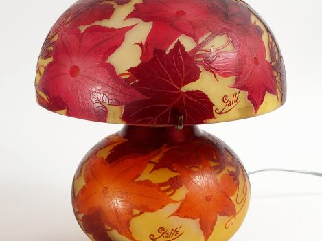GALLE. Lampe en verre, à décor gravé en camée et à l’acide de bignones