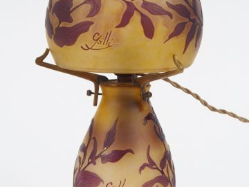 GALLE. Lampe en verre à décor gravé en camée et à l'acide de lys marta