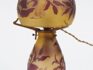 Vente aux enchères GALLE. Lampe en verre à décor gravé en camée et à l'acide de lys marta