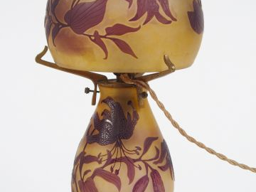 GALLE. Lampe en verre à décor gravé en camée et à l'acide de lys marta