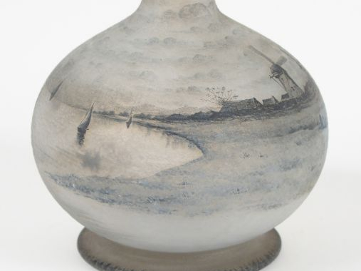 DAUM. Grand vase en verre, à décor gravé en grisaille de marine hollan