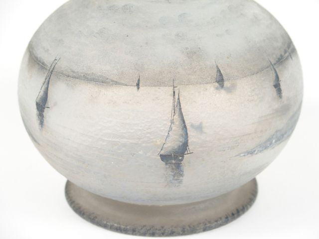 DAUM. Grand vase en verre, à décor gravé en grisaille de marine hollan