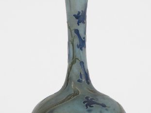 Vente aux enchères DAUM. Soliflore en verre, à décor gravé et émaillé en bleu et vert de 