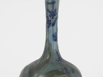 DAUM. Soliflore en verre, à décor gravé et émaillé en bleu et vert de 