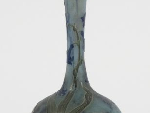 DAUM. Soliflore en verre, à décor gravé et émaillé en bleu et vert de 