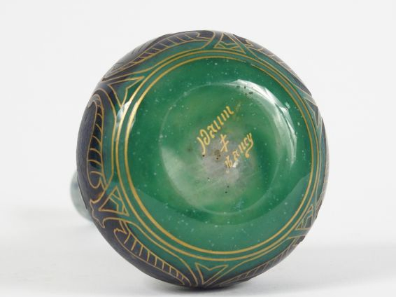 DAUM. Soliflore en verre, à décor gravé et émaillé en bleu et vert de 