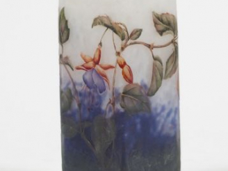 Vente aux enchères DAUM. Vase en verre, à décor polychrome gravé et émaillé de fushias.  