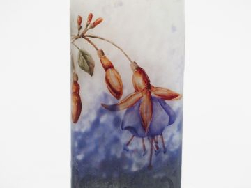 DAUM. Vase en verre, à décor polychrome gravé et émaillé de fushias.  