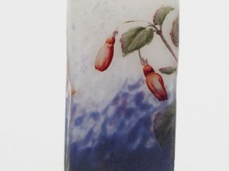 DAUM. Vase en verre, à décor polychrome gravé et émaillé de fushias.  