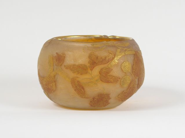 DAUM. Vase boule en verre, à décor gravé de feuillage et de fruits dor