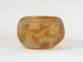 Vente aux enchères DAUM. Vase boule en verre, à décor gravé de feuillage et de fruits dor