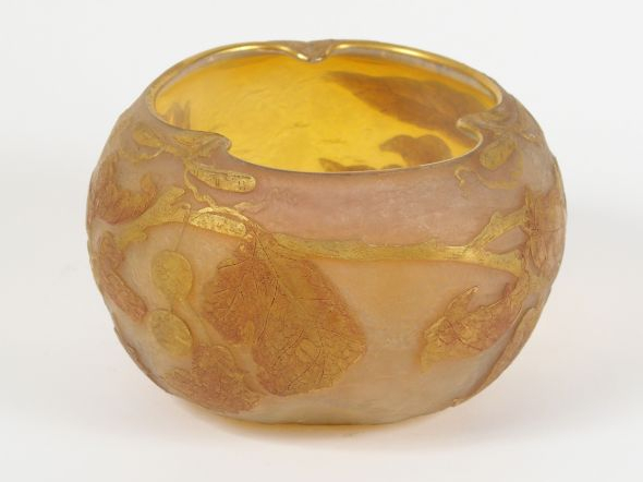 DAUM. Vase boule en verre, à décor gravé de feuillage et de fruits dor