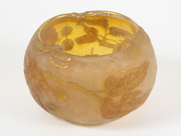 DAUM. Vase boule en verre, à décor gravé de feuillage et de fruits dor