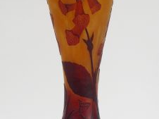 DAUM.	Grand vase balustre en verre, à décor gravé en camée et à l’acid