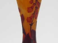 DAUM.	Grand vase balustre en verre, à décor gravé en camée et à l’acid