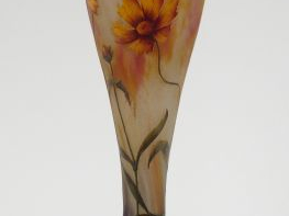 DAUM. Vase balustre en verre, à décor polychrome et émaillé de fleurs 
