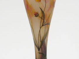 DAUM. Vase balustre en verre, à décor polychrome et émaillé de fleurs 