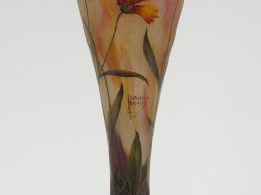 DAUM. Vase balustre en verre, à décor polychrome et émaillé de fleurs 