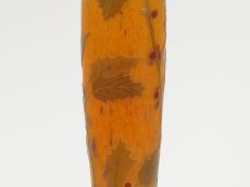 DAUM. Vase en verre, à décor gravé et émaillé de houx sur fond orangé.